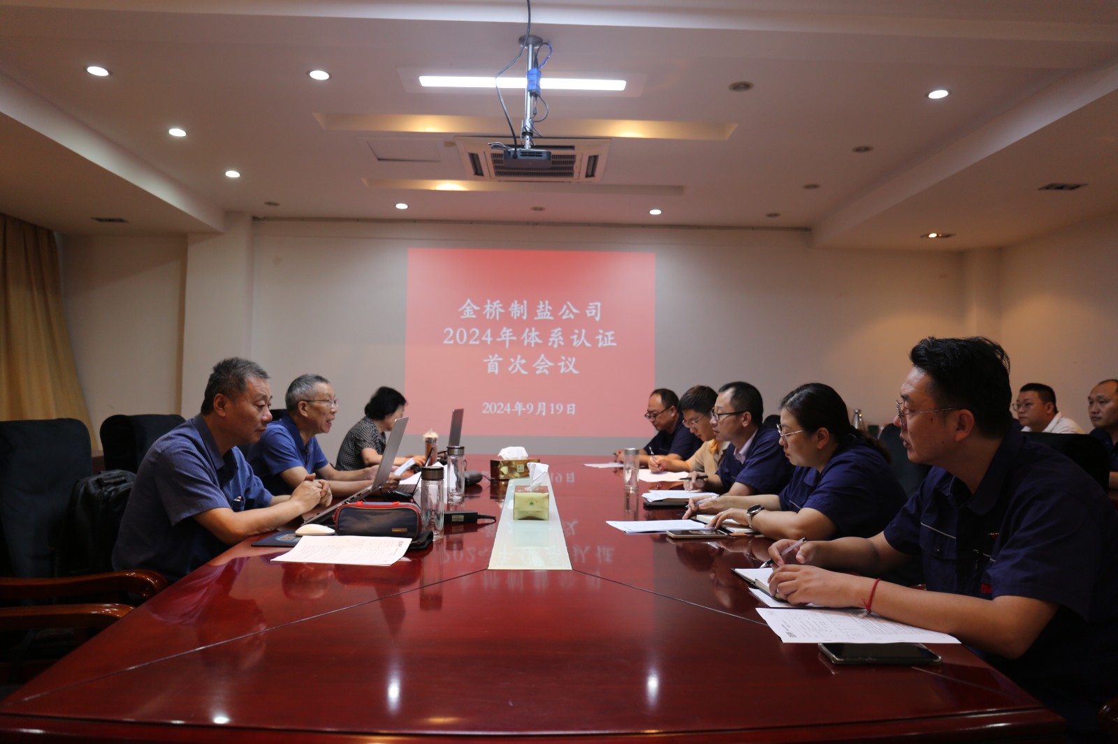 近日，金橋制鹽公司通過北京世標認證中心審核，給予食品安全管理體系、環(huán)境管理體系和職業(yè)健康安全管理體系認證“保持認證資格”的監(jiān)督審核結(jié)論，給予質(zhì)量管理體系認證“再次注冊”的再認證審核結(jié)論。通過審核，是對公司精細化管理成果的檢驗，促進公司內(nèi)控管理水平持續(xù)提升。（李曉月）